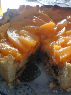 Una foto de Tarta de durazno, crema pastelera y ganache De chocolate