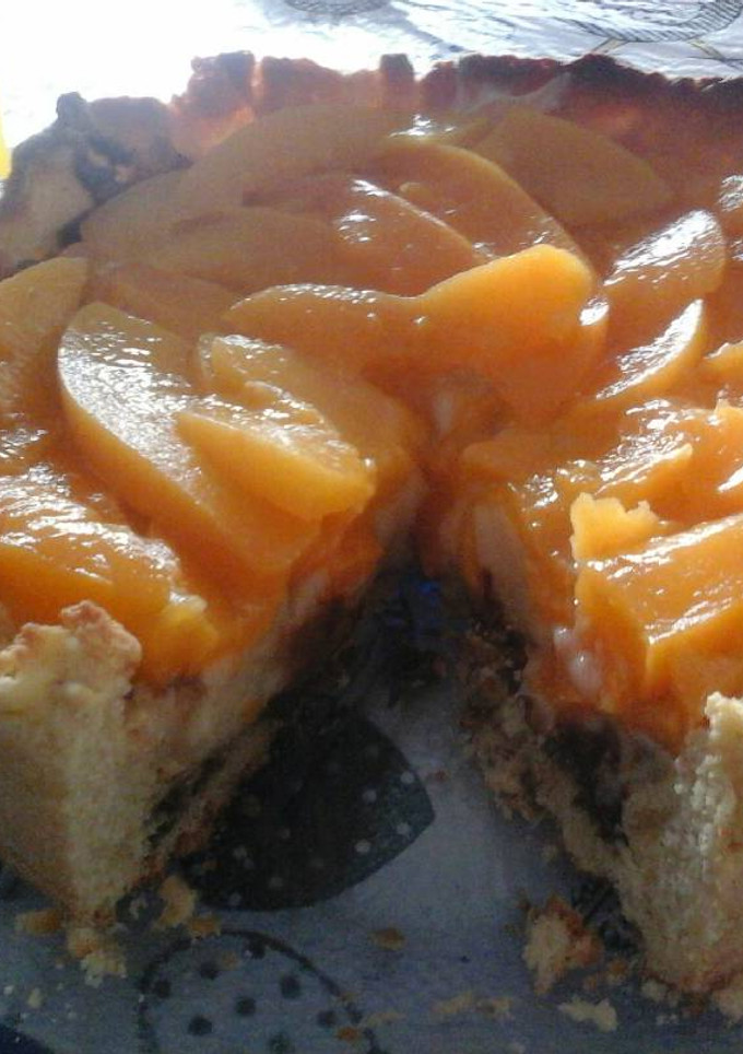 Una foto de Tarta de durazno, crema pastelera y ganache De chocolate