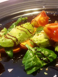 Una foto de Ensalada de boniato, espinacas y aguacate
