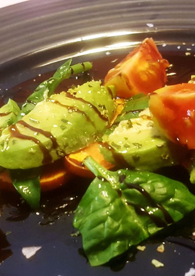 Una foto de Ensalada de boniato, espinacas y aguacate