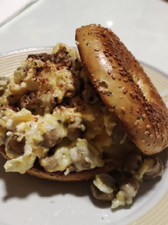 Una foto de Revuelto de champiñones y queso🍄🧀