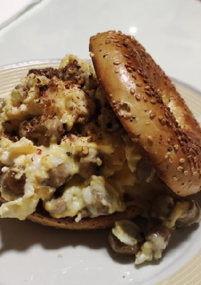 Una foto de Revuelto de champiñones y queso🍄🧀