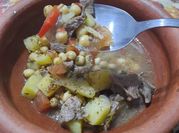 Una foto de potaje con carne