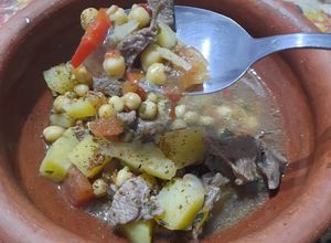 Una foto de Potaje de garbanzos y carne