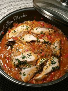 Una foto de Ventrescas de bonito, en salsa de cebollas rojas tomates verdes