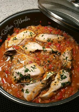 Foto principal de Ventrescas de bonito, en salsa de cebollas rojas tomates verdes