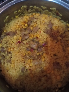Una foto de Arroz con bondiola, con cúrcuma y toque de pimentón