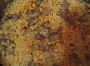 Una foto de Arroz con bondiola, con cúrcuma y toque de pimentón