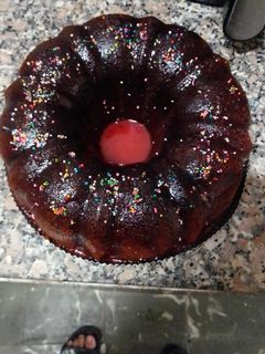 Una foto de Panetela con jarabe de fresa y grajea