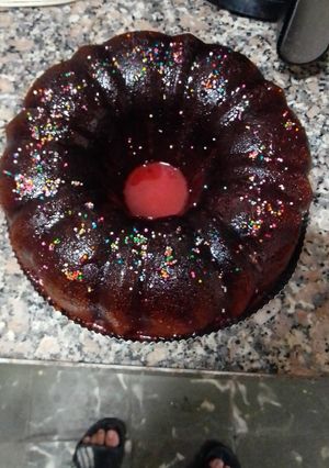 Una foto de Panetela con jarabe de fresa y grajea