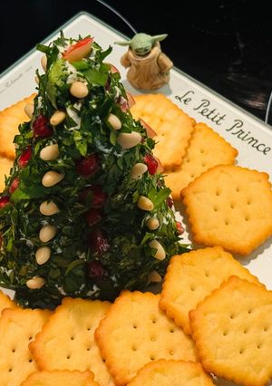 Karacsonyfa krémsajtbòl- petrezselyemmel - gránátalma, fenyomag, alma diszitéssel recept fotója