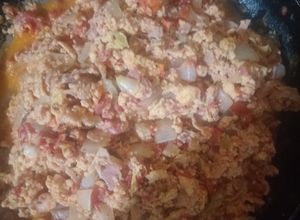 Una foto de Huevo con jitomate y cebolla 🍅🧅
