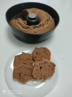 Una foto de Budín alto y húmedo de chocolate