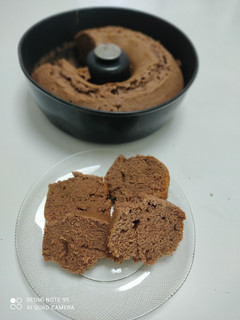 Una foto de Budín alto y húmedo de chocolate