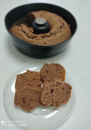 Una foto de Budín alto y húmedo de chocolate