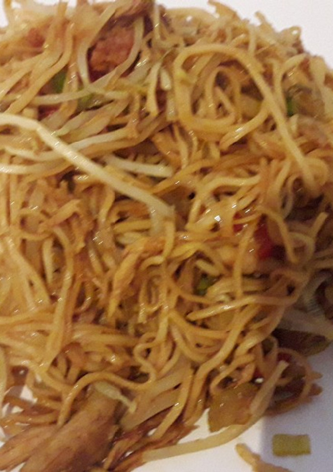 Una foto de Fideos chinos con pollo y vegetales