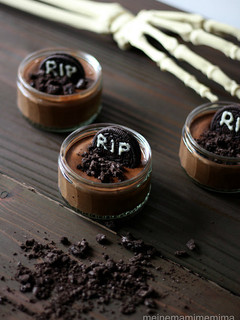 Una foto de Tumbas de Mousse terrorífica de chocolate