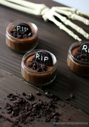 Una foto de Tumbas de Mousse terrorífica de chocolate