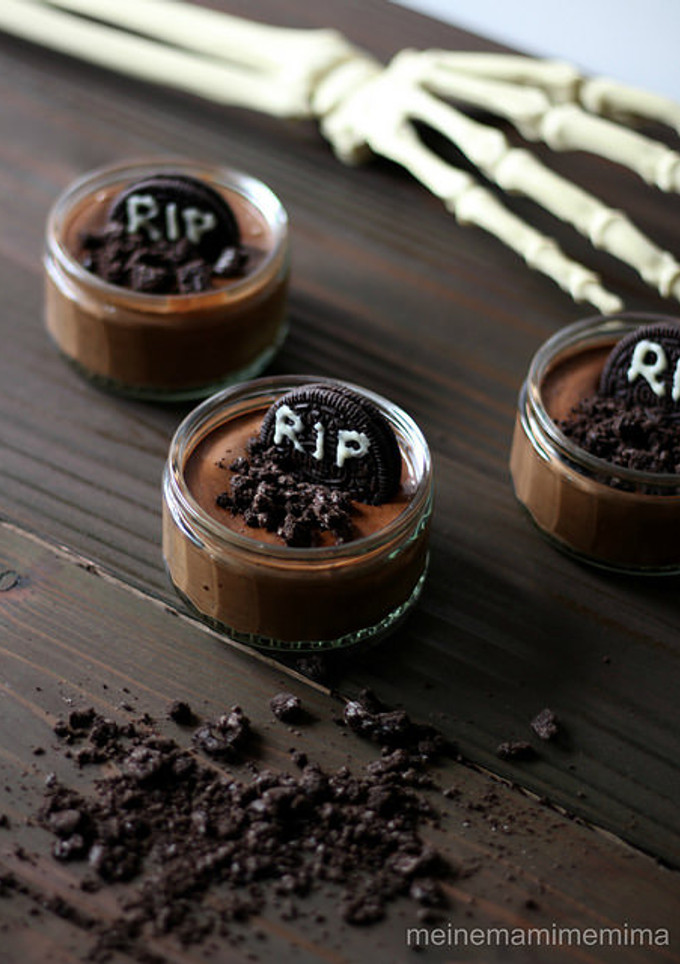Una foto de Tumbas de Mousse terrorífica de chocolate