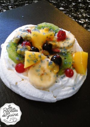 Une photo de Pavlova kiwi banane mangue passion