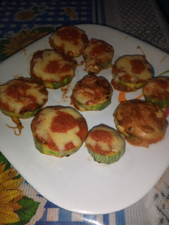 Una foto de Pizzitas de calabaza *sin harinas*🍅