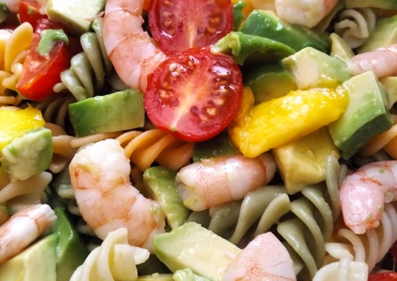 Ensalada de pasta con mango, aguacate y cherrys
