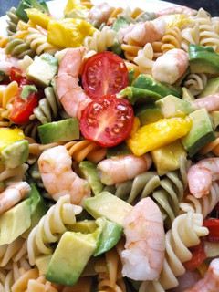 Una foto de Ensalada de pasta con mango, aguacate y cherrys