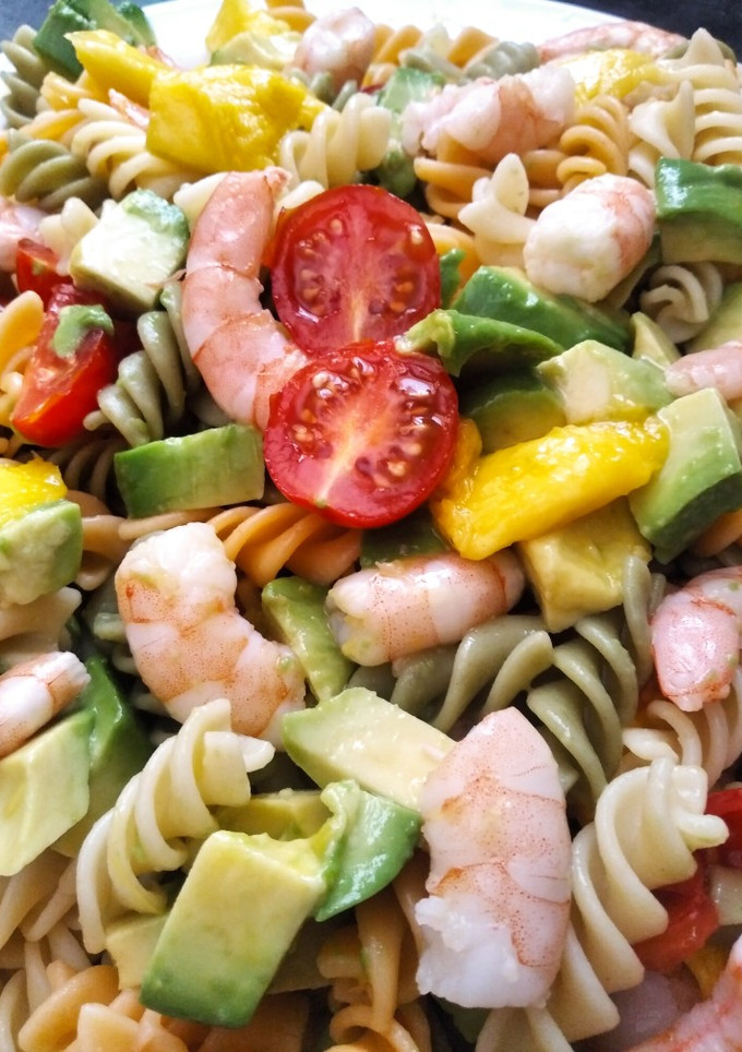 Una foto de Ensalada de pasta con mango, aguacate y cherrys