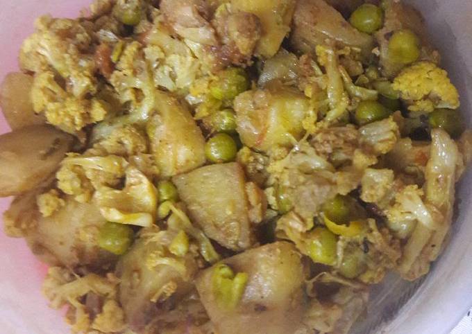 Fried Aloo Ghobhi.Matar Recipe by Geeta Khurana - Cookpad