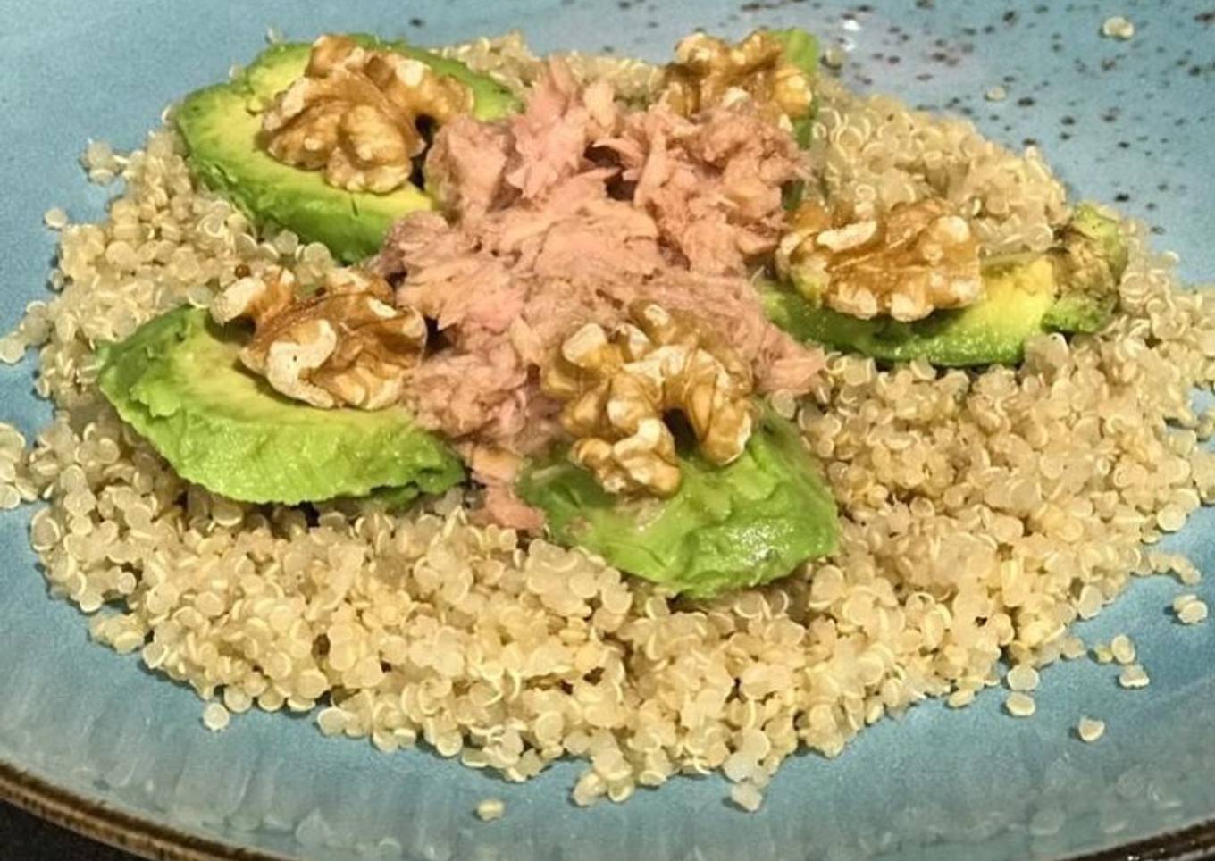 Ensalada de quinoa, aguacate y atún