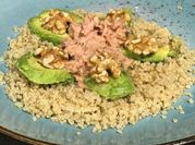 Una foto de ensalada de quinoa y atún