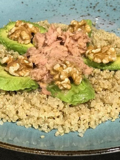 Una foto de Ensalada de quinoa, aguacate y atún