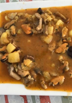 Una foto de Patatas guisadas con setas y mejillones Thermomix para dos