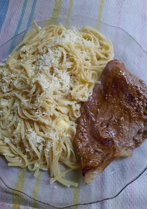 Una foto de Spaghetti con manteca y carne