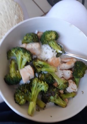 Una foto de Pollo con brócoli al vapor y arroz
