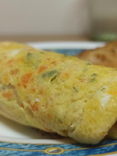 Una foto de Rollito de tortilla de zanahoria y calabacín con York y queso