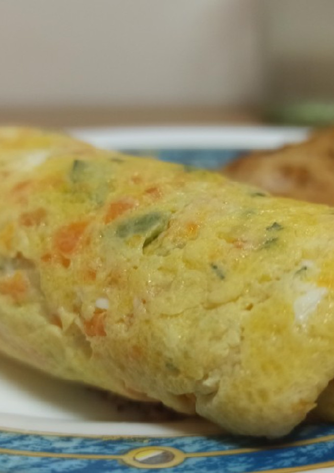 Una foto de Rollito de tortilla de zanahoria y calabacín con York y queso