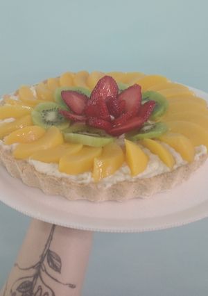 Una foto de Tarta Frutal 🍑🥝🍓Con Crema Pastelera