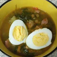 Una foto de Lentejas con pollo, vienesa y huevo duro