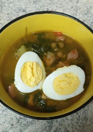 Una foto de Lentejas con pollo, vienesa y huevo duro