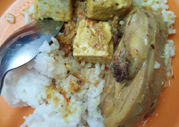 Opor ayam kuah pedas