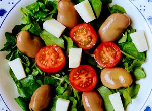 Una foto de Ensalada antianémica 🥗 ensalada de berro, habas secas, cherries, feta de cabra y semillas de zapallo