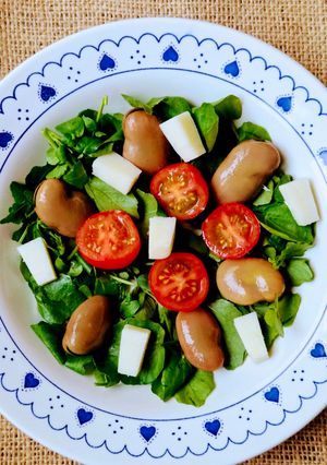Una foto de Ensalada antianémica 🥗 ensalada de berro, habas secas, cherries, feta de cabra y semillas de zapallo
