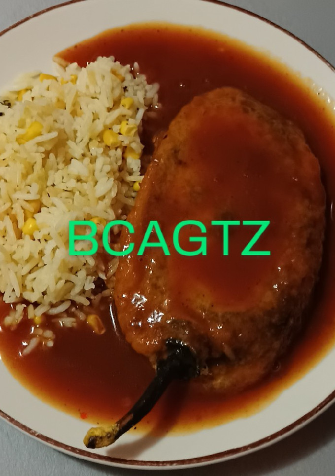 Una foto de Chiles anchos rellenos de queso en caldillo de jitomate