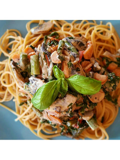 Teljes kiőrlésű spagetti zöldséges raguval recept fotója