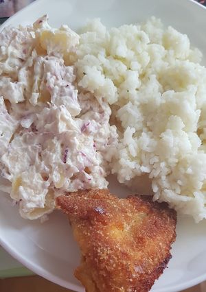 Kirántott csirkeszárny párolt rizzsel és krumplisalátával recept fotója
