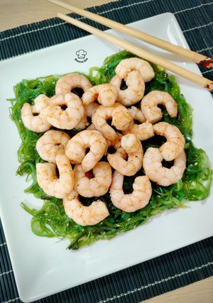 Una foto de Ensalada de wakame y langostinos