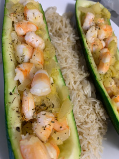Una foto de Calabacines rellenos de langostinos