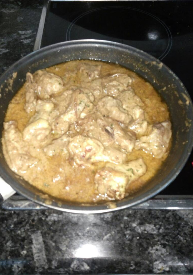 Una foto de Pollo y costilla con salsa de nueces