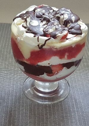 Epres-rumos-mascarponés-fehércsokis pohárkrém recept fotója
